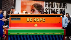 Sing for Hope Pianos x Global Goals in London on International Day of Hope